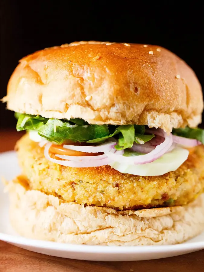 Veg burger from Hangout 'De cafe